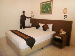 Hotel Padang Bagian luar foto